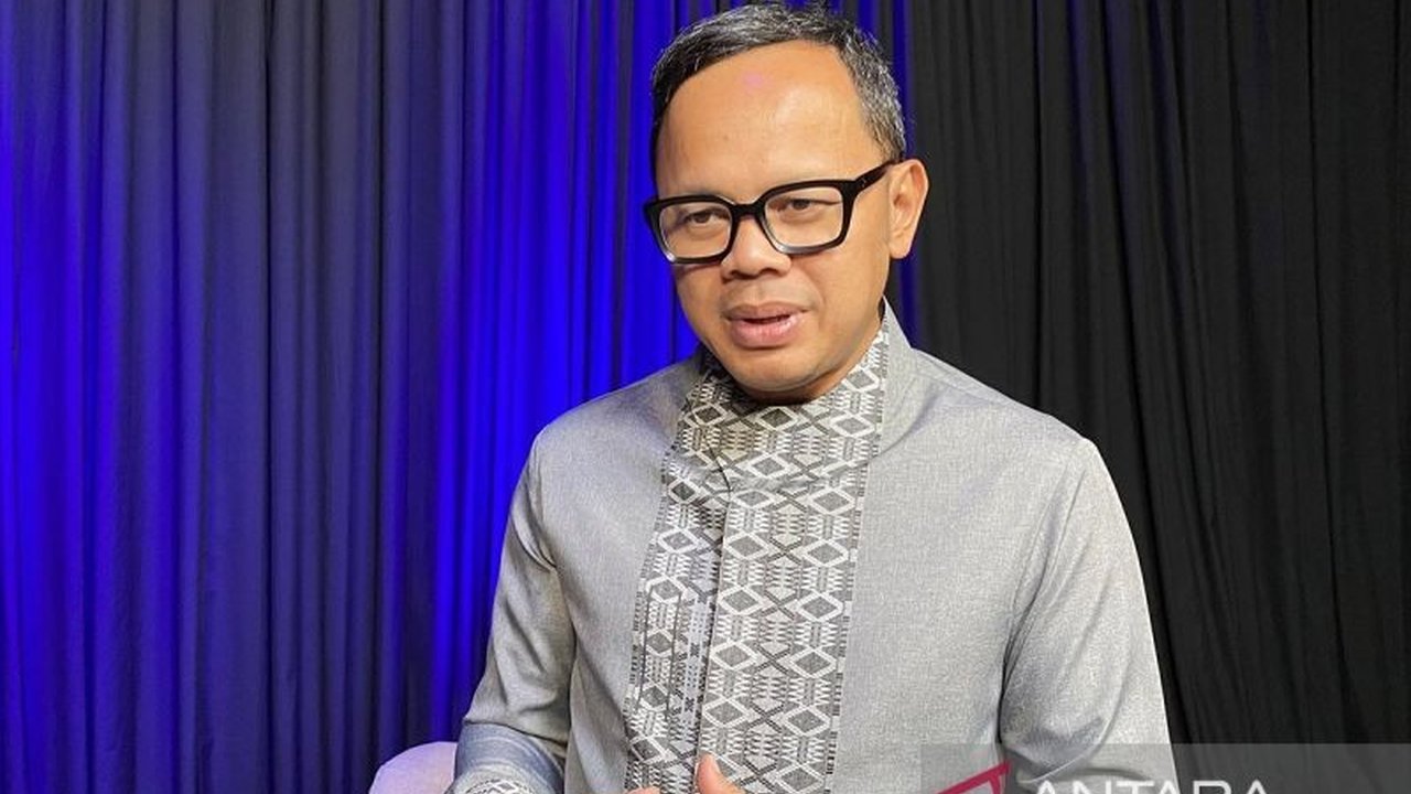 Fenomena pengibaran Bendera One Piece menjelang HUT RI menarik perhatian. Wamendagri Bima Arya Sugiarto menilai ini sebagai ekspresi kebebasan, namun Merah Putih tetap di atas segalanya.