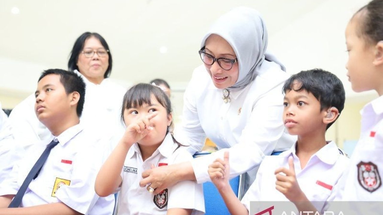 Menteri PPPA Arifah Fauzi mendampingi ratusan siswa SLB Negeri Semarang dalam program Cek Kesehatan Gratis. Inisiatif ini penting untuk masa depan generasi emas Indonesia.