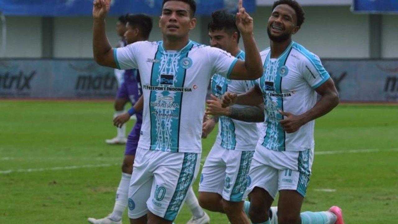 Manajer PSBS Biak, Yan Artinus Mbaro, pastikan tim siap arungi Super League 2025/2026 dengan skuad baru meski harus berkandang di Sleman. Bagaimana strategi mereka?