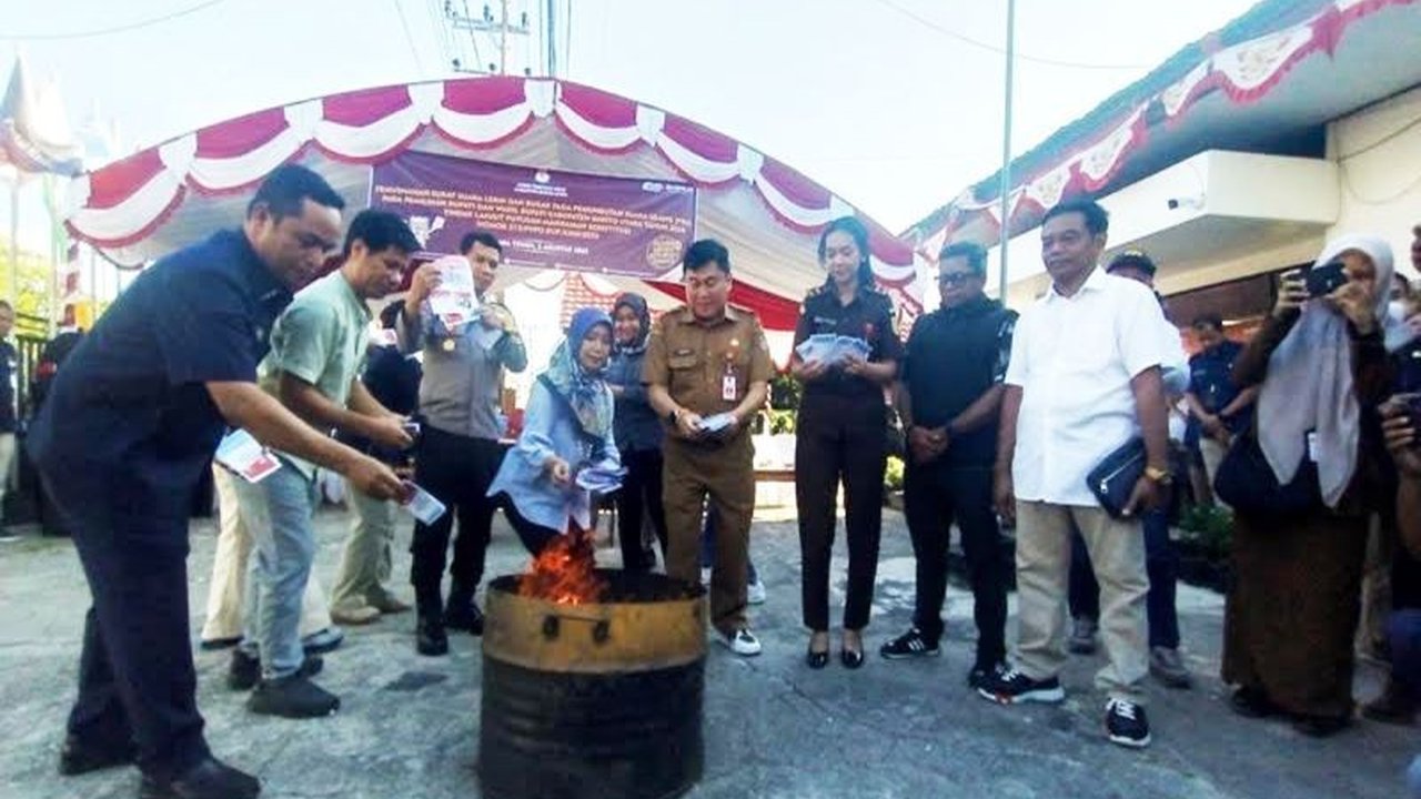 KPU Barito Utara memusnahkan 488 surat suara rusak dan lebih jelang PSU Pilkada 2024. Langkah ini wujud transparansi dan kepatuhan regulasi, memastikan proses jujur dan adil.