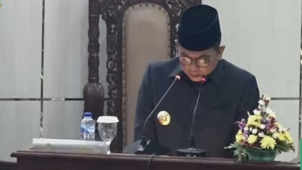 Pemprov Banten dan DPRD sepakat pangkas APBD Banten 2025 hingga triliunan rupiah. Apa dampak dan alasan di balik keputusan penting ini?