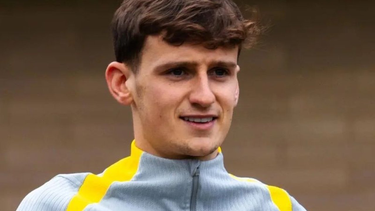 Gelandang muda berbakat Tyler Morton resmi berlabuh ke Olympique Lyonnais dari Liverpool. Simak detail transfer dan peran pentingnya di tim baru!