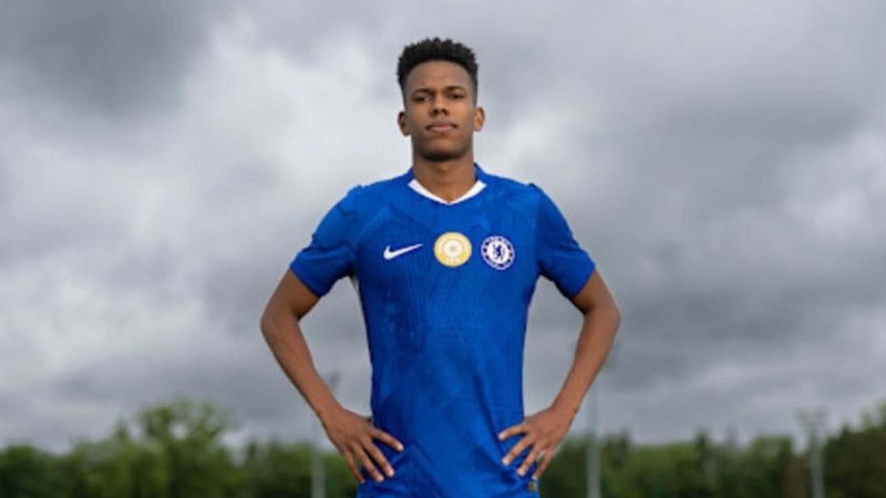 Wonderkid Brasil Estevao Willian resmi bergabung dengan Chelsea, menandai investasi besar The Blues untuk masa depan. Bagaimana dampaknya bagi skuad asuhan Enzo Maresca?
