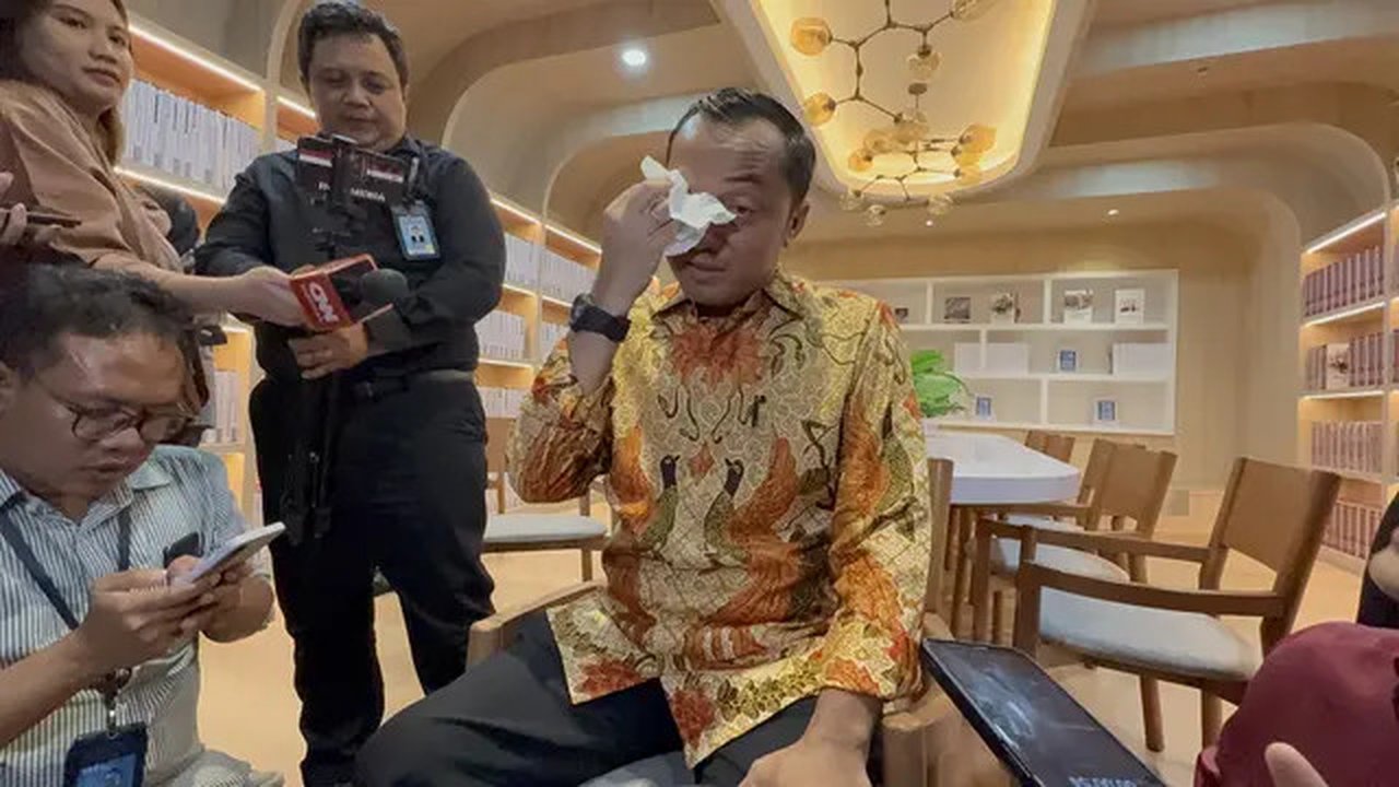 Menteri Sekretaris Negara (Mensesneg) Prasetyo Hadi menangis saat bercerita tentang Chelsea, salah satu siswi Sekolah Rakyat di Jakarta. (Liputan6.com/Lizsa Egeham)