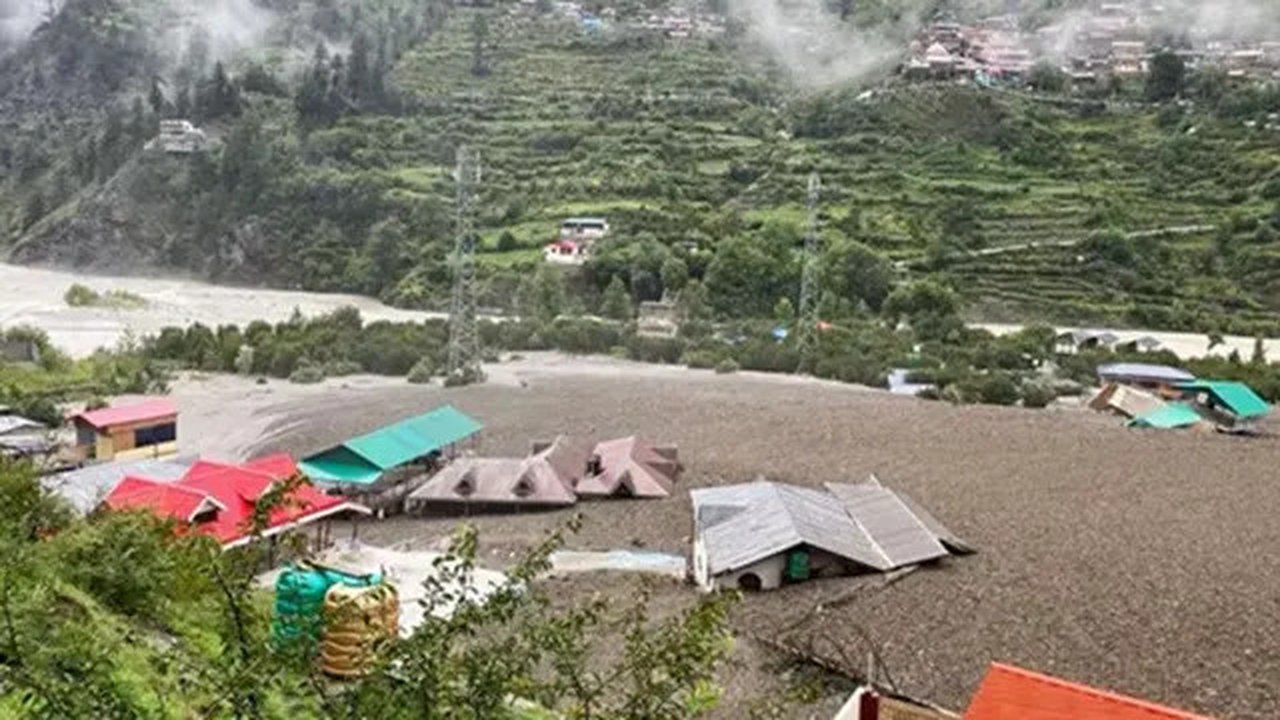 Angkatan Darat India merilis foto pada Selasa (5/8/2025), yang menunjukkan bangunan tempat tinggal sebagian terendam lumpur setelah cloudburst memicu banjir bandang di Negara Bagian U