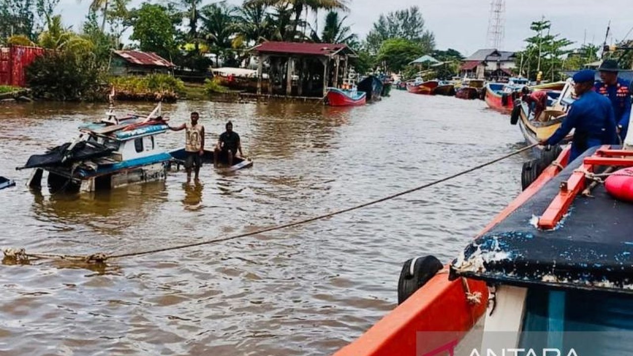 Polres Aceh Barat sukses melakukan evakuasi kapal nelayan yang karam di Sungai Cangkoi, Aceh Barat. Bagaimana cara mereka mengevakuasi kapal tanpa peralatan canggih?