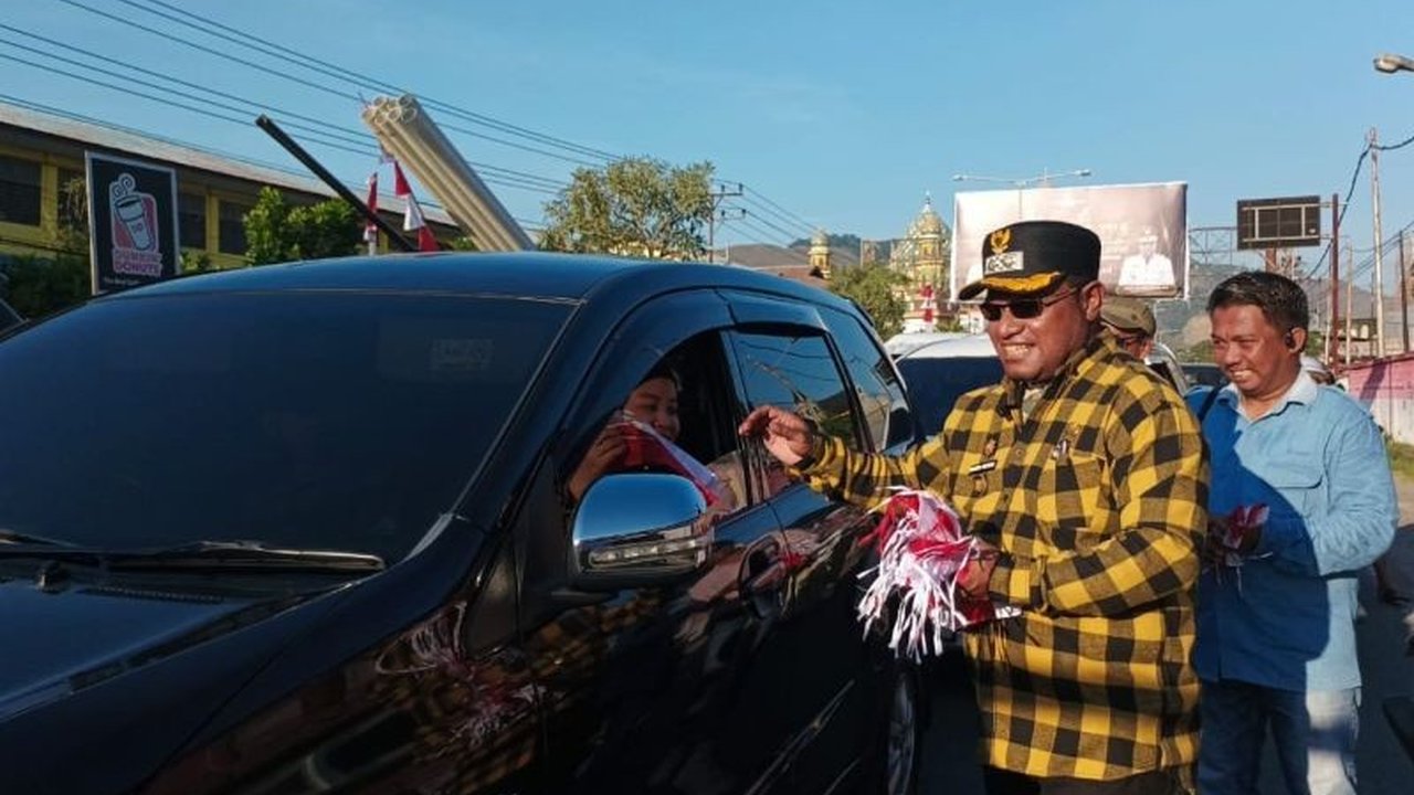 Pemerintah Kabupaten Jayapura bersama jurnalis gencar melakukan pembagian bendera Merah Putih gratis. Simak bagaimana aksi ini memperkuat nasionalisme jelang HUT Ke-80 RI.