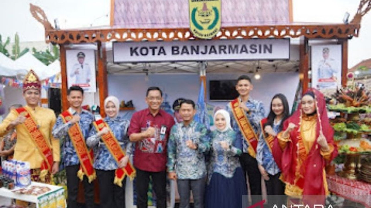 Pemerintah Kota Banjarmasin tampil beda di Pasar Malam Indonesia JKPI 2025 di Yogyakarta, membawa stand berkonsep Rumah Banjar Bubungan Tinggi. Apa saja yang ditawarkan?