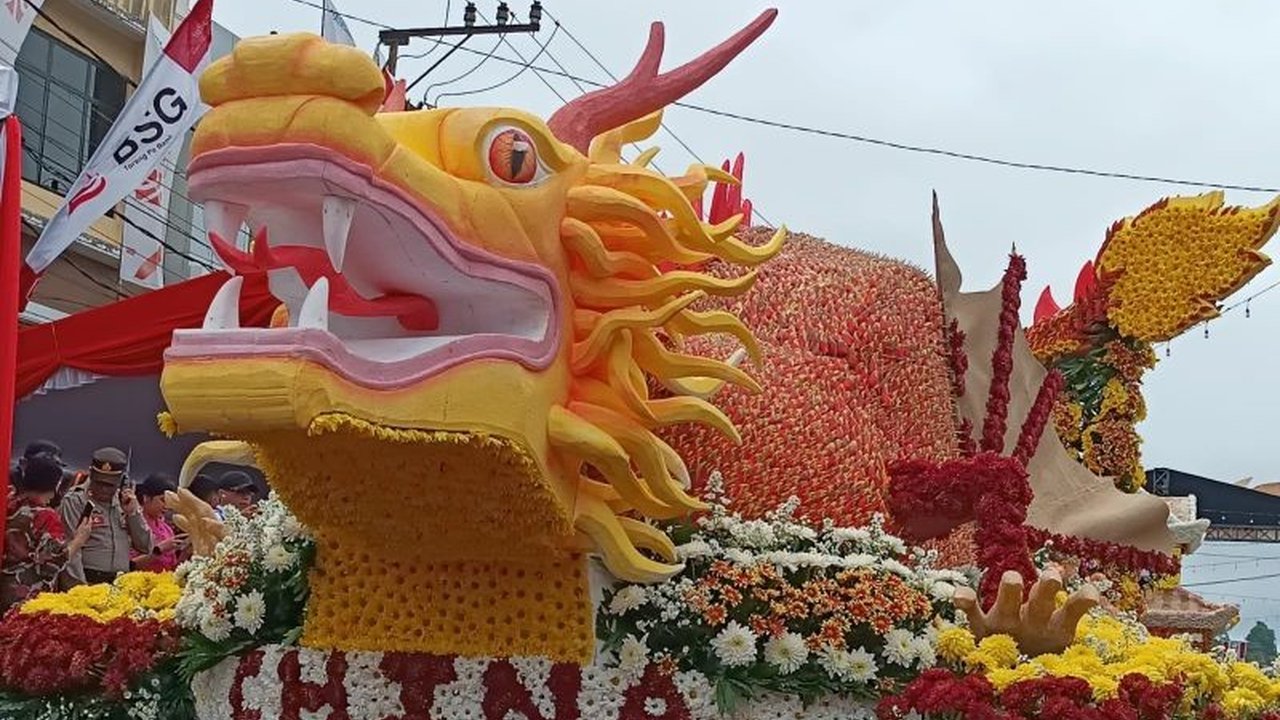 Siap-siap! Parade Kendaraan Hias Tomohon dalam Tomohon International Flower Festival (TIFF) 2025 akan dimeriahkan partisipasi lima negara, menjanjikan tontonan spektakuler.