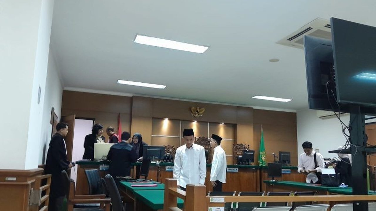 Eks Kepala BRI Cipanas dituntut 2 tahun penjara dalam kasus korupsi KUR BRI Rp1 miliar. Terungkap modus 'kredit topengan' yang merugikan negara. Bagaimana skema kejahatan ini?