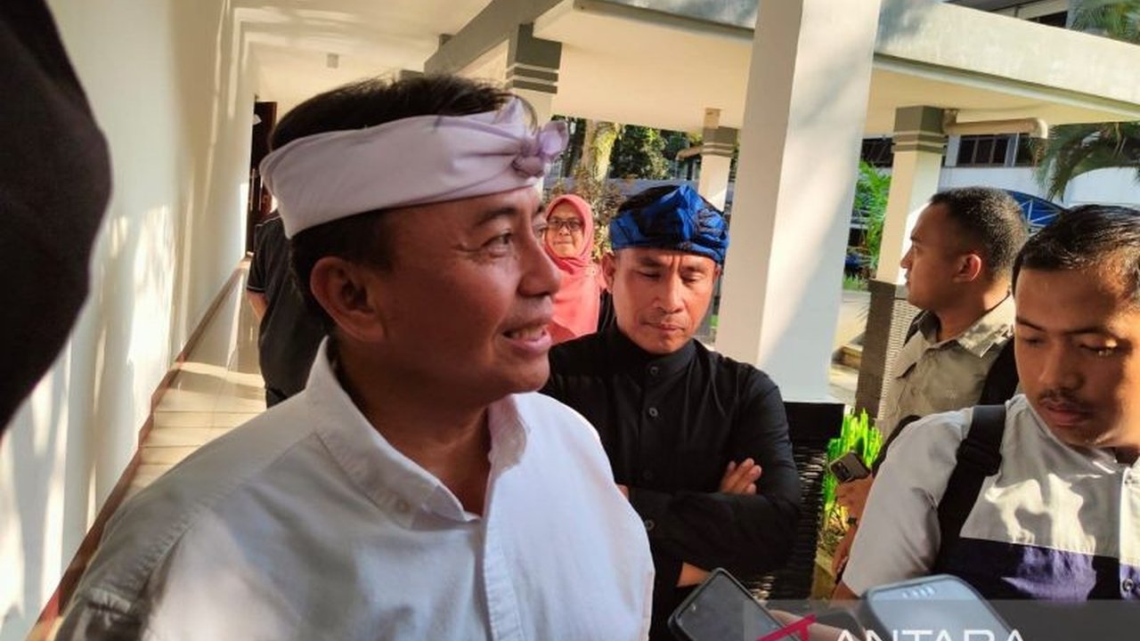 Pemerintah Provinsi Jawa Barat teguh prioritaskan akses pendidikan anak, meski digugat Forum Kepala Sekolah Swasta terkait kebijakan rombel 50 siswa per kelas. Apa dasar kebijakan ini?