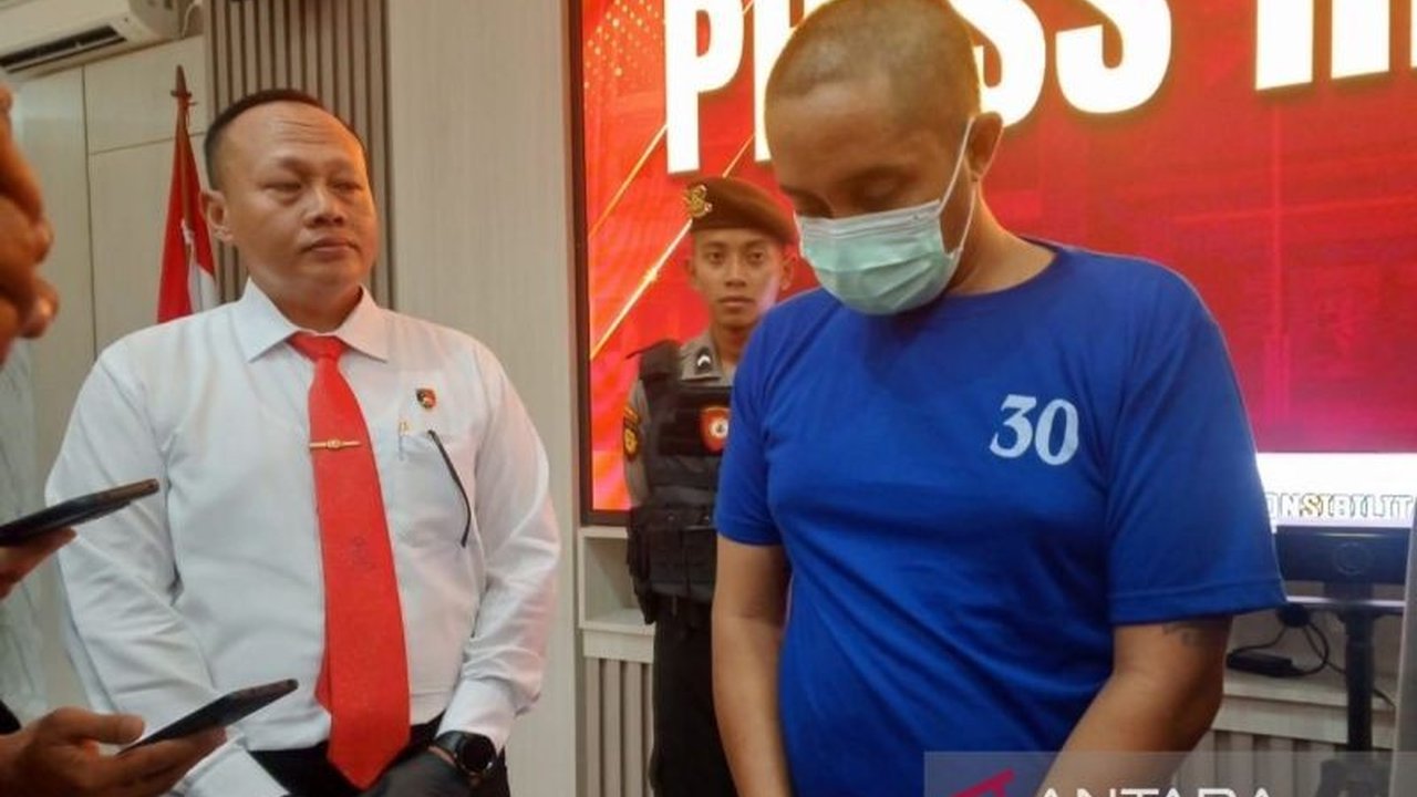 Seorang ayah di Demak tega aniaya anak kandungnya sendiri, bahkan memaksa minum air kloset. Pelaku terancam hukuman 5 tahun penjara. Apa motif di balik kekejaman ini?