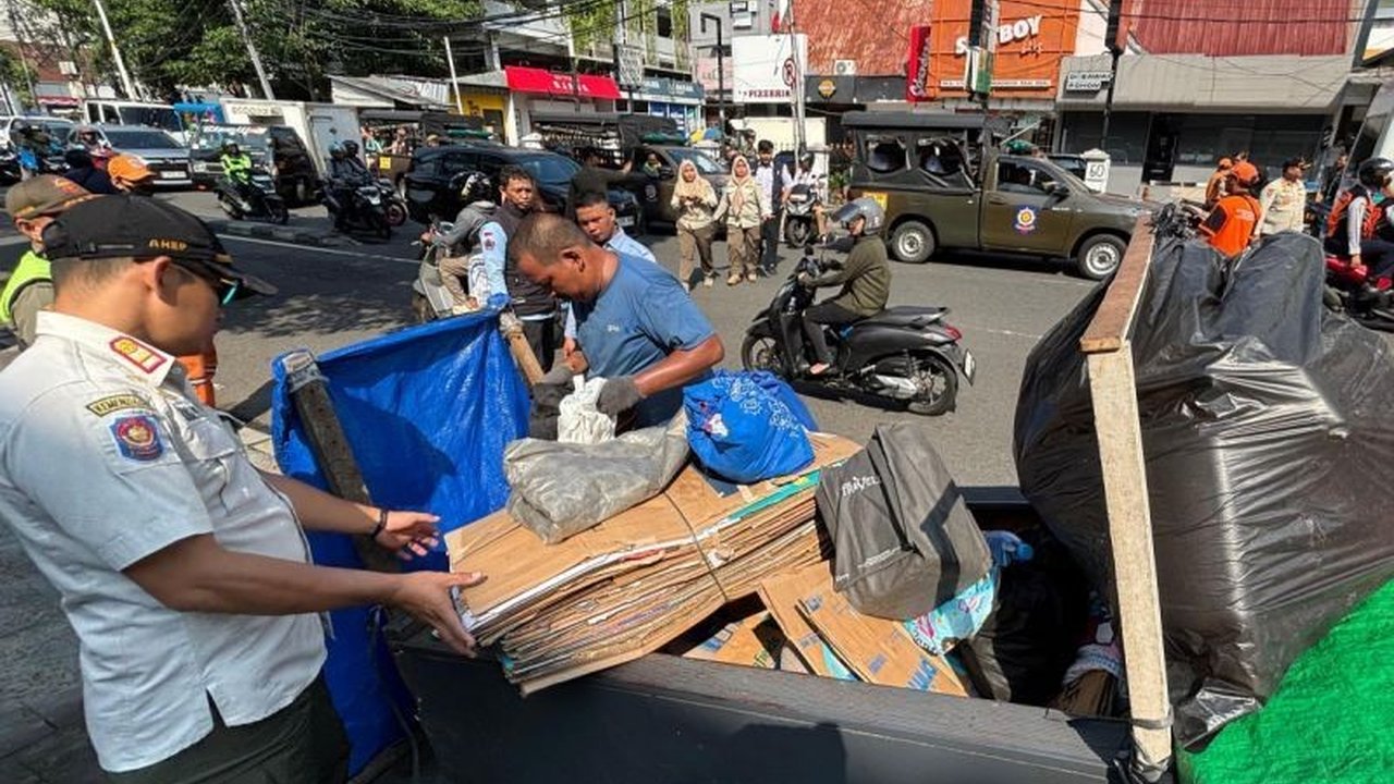 Petugas gabungan gencar melakukan penertiban juru parkir liar dan Pemerlu Pelayanan Kesejahteraan Sosial (PPKS) di Jakarta Pusat. Apa yang membuat mereka meresahkan warga?