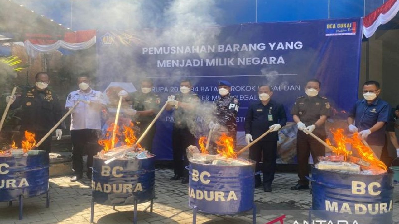 Bea Cukai Madura berhasil memusnahkan lebih dari 20 juta batang rokok ilegal, mencegah kerugian negara hingga belasan miliar rupiah. Simak detail penindakannya!
