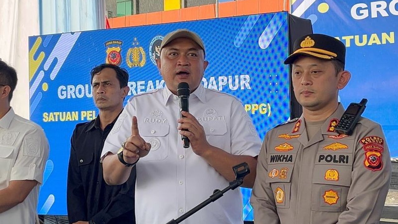 Pemerintah Kabupaten Bogor menargetkan pembangunan 500 Dapur Makan Bergizi Gratis hingga 2026. Program ini bertujuan mendukung gizi pelajar dan menggerakkan ekonomi lokal.