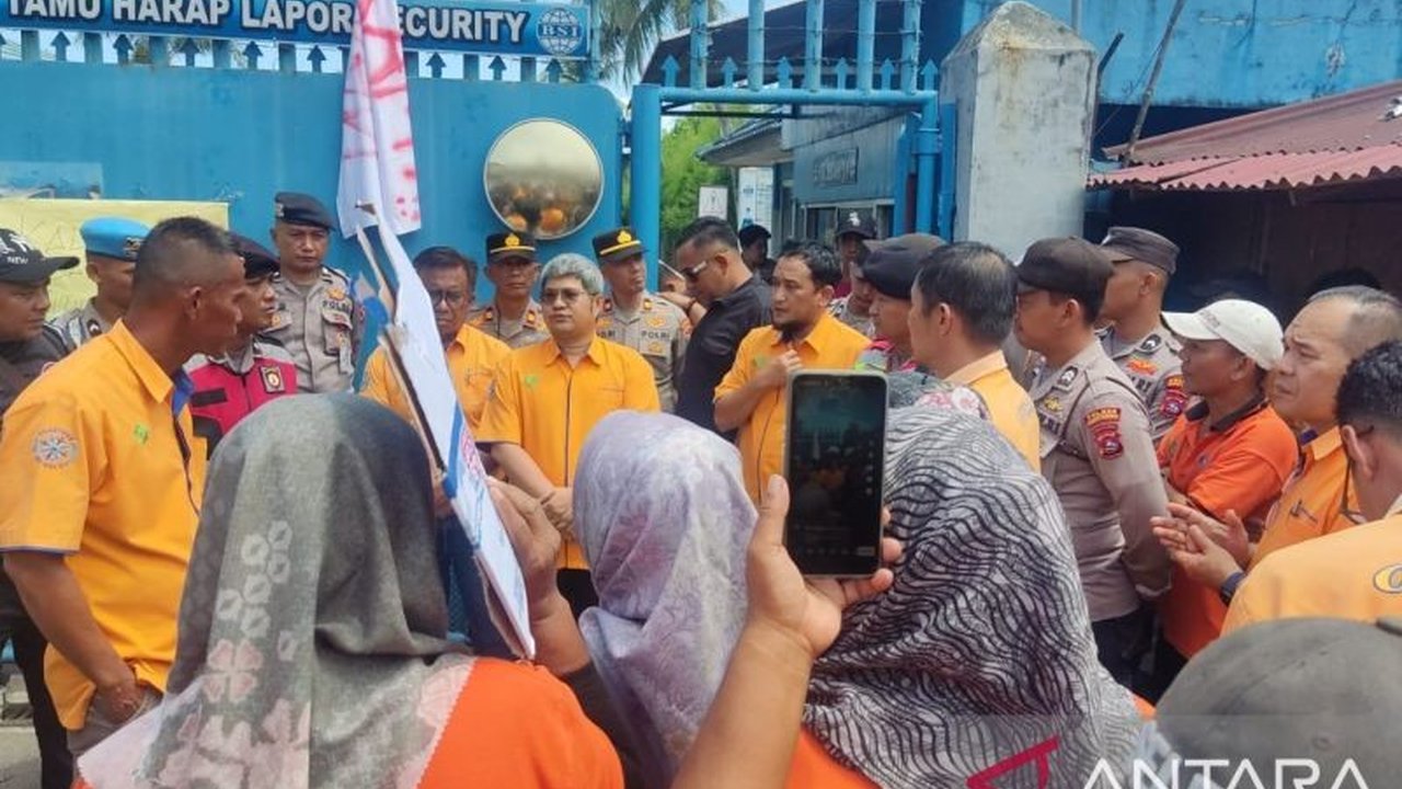 Ratusan karyawan PT Bumi Sarimas Indonesia di Padang Pariaman menuntut gaji karyawan Sarimas yang tertunggak empat bulan. Mediasi kini ditangani Pemprov Sumbar.