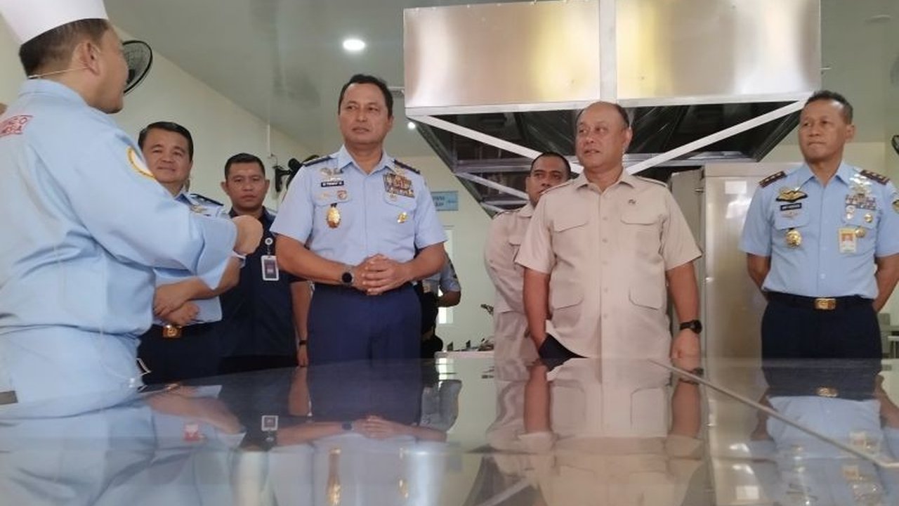 Kepala Staf TNI AU dan Kepala BGN meresmikan 54 Dapur TNI AU yang siap mendukung program Makan Bergizi Gratis, menjanjikan higienitas dan standar tinggi untuk jutaan penerima manfaat.