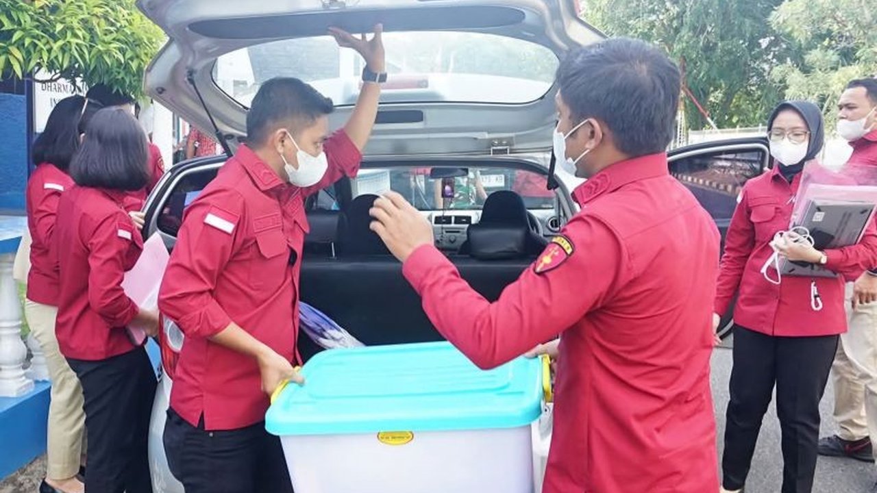 Kejaksaan Negeri Bintan geledah KUPP Tanjung Uban terkait dugaan korupsi PNBP senilai Rp1,7 miliar. Temukan modus penerbitan surat berlayar tanpa pembayaran, rugikan negara.