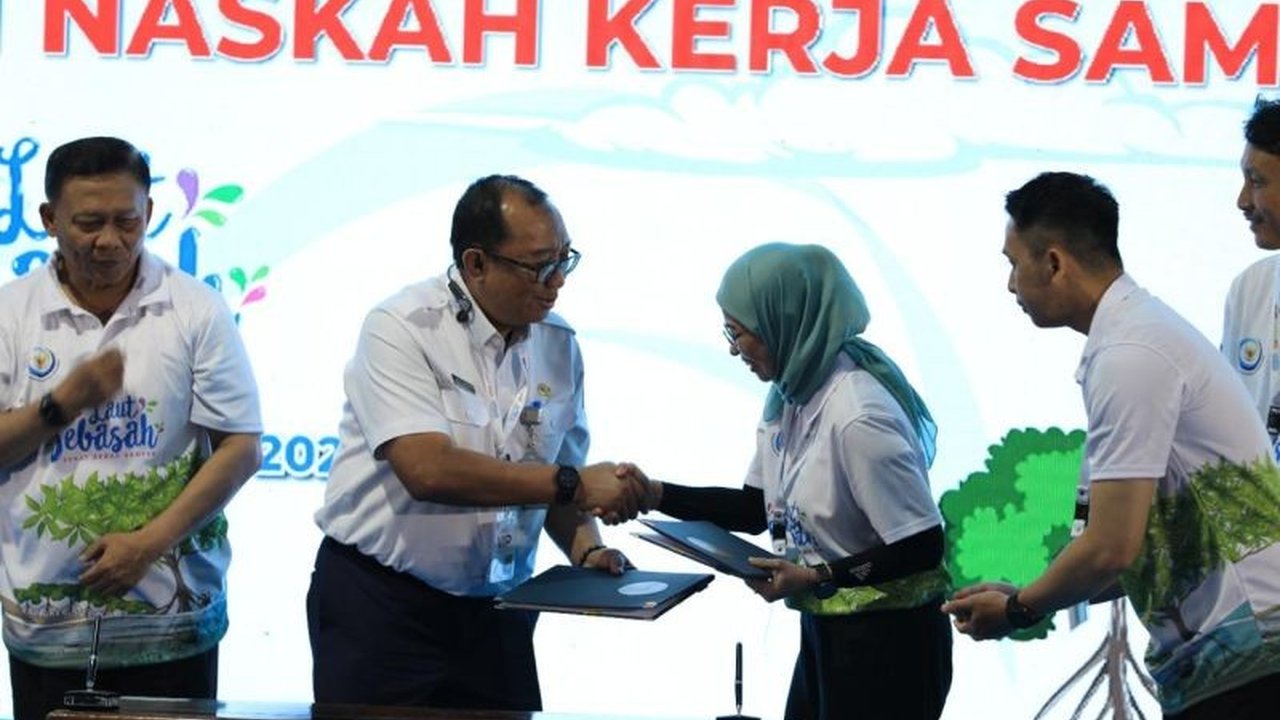 Pemerintah Provinsi DKI Jakarta dan Kementerian PU teken nota kesepakatan sinergi Pengelolaan Sampah Jakarta. Langkah strategis ini diharapkan mampu atasi 7.700 ton sampah per hari.