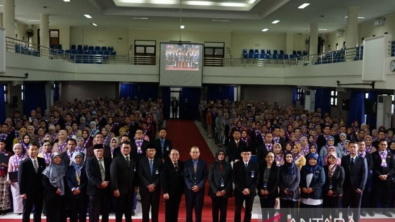 Universitas Sebelas Maret (UNS) mendorong 19.000 lebih lulusan PPG-nya untuk menjadi agen perubahan dalam pendidikan Indonesia,  mengatasi kekurangan sertifikat pendidik bagi guru di Indonesia.