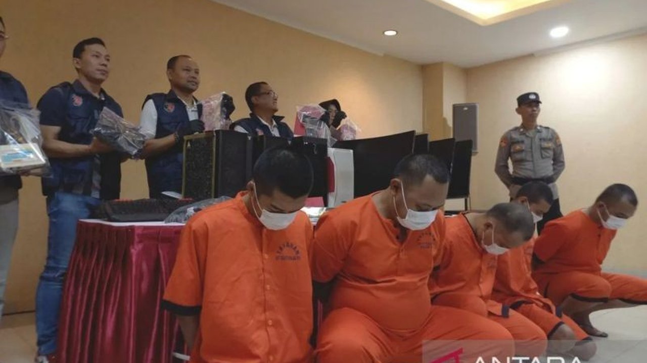 Polda DIY tindak tegas semua pihak terlibat judi online, mulai dari pemain hingga bandar. Kasus penangkapan lima pelaku di Bantul jadi bukti keseriusan. Siapa saja yang terancam?