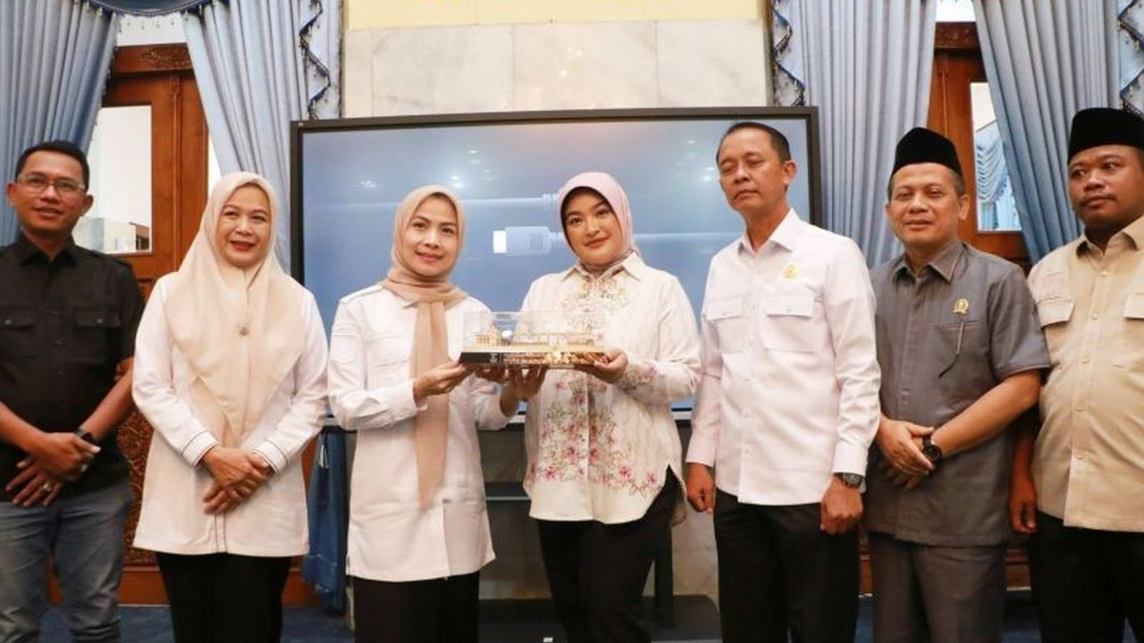 Anggota Komisi XI DPR RI siap perjuangkan Dana Bagi Hasil Pemkab Serang, Banten, demi peningkatan PAD. Mengapa ini mendesak bagi daerah tersebut?