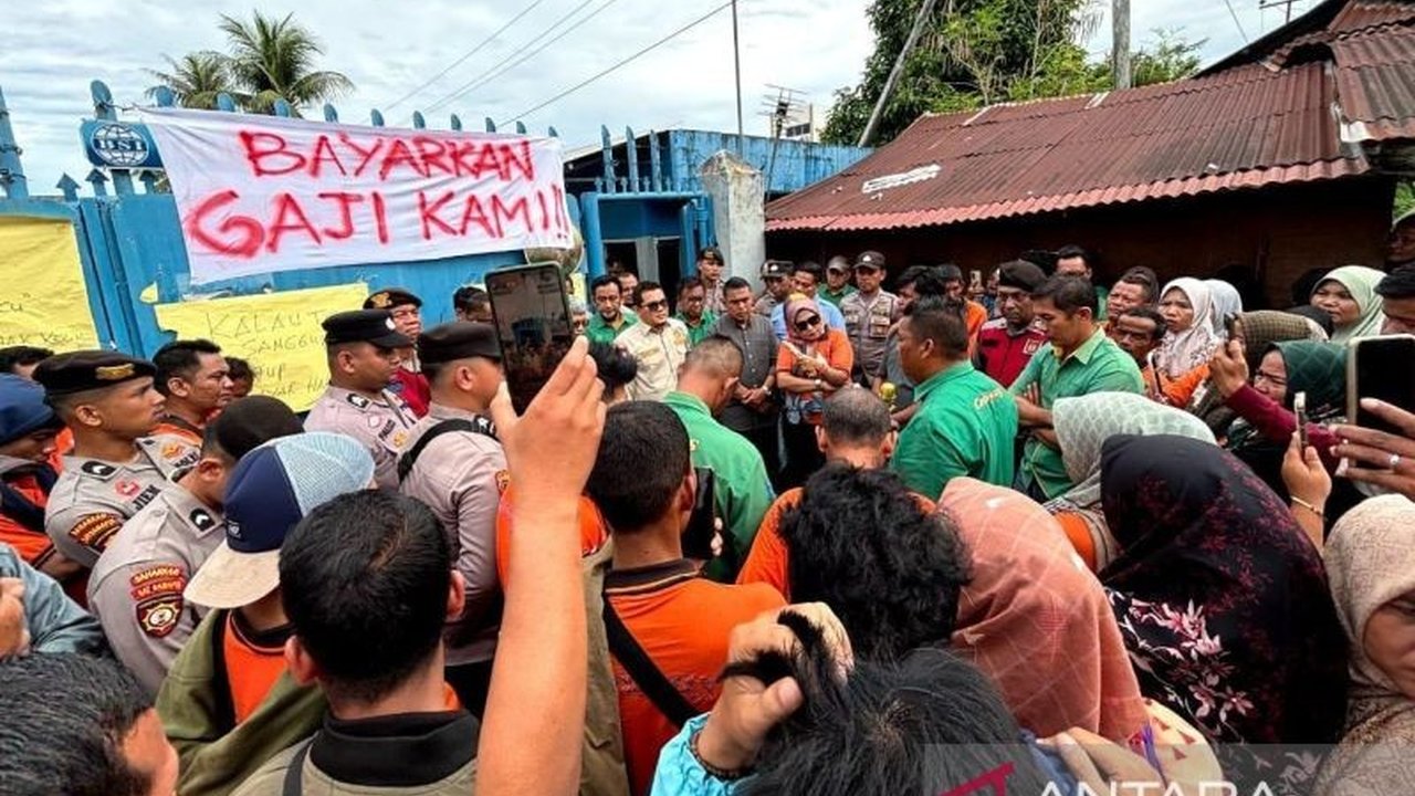 Ratusan karyawan PT Bumi Sarimas Indonesia di Padang Pariaman kembali berunjuk rasa menuntut pembayaran gaji karyawan belum dibayar selama empat bulan. Apa penyebabnya?