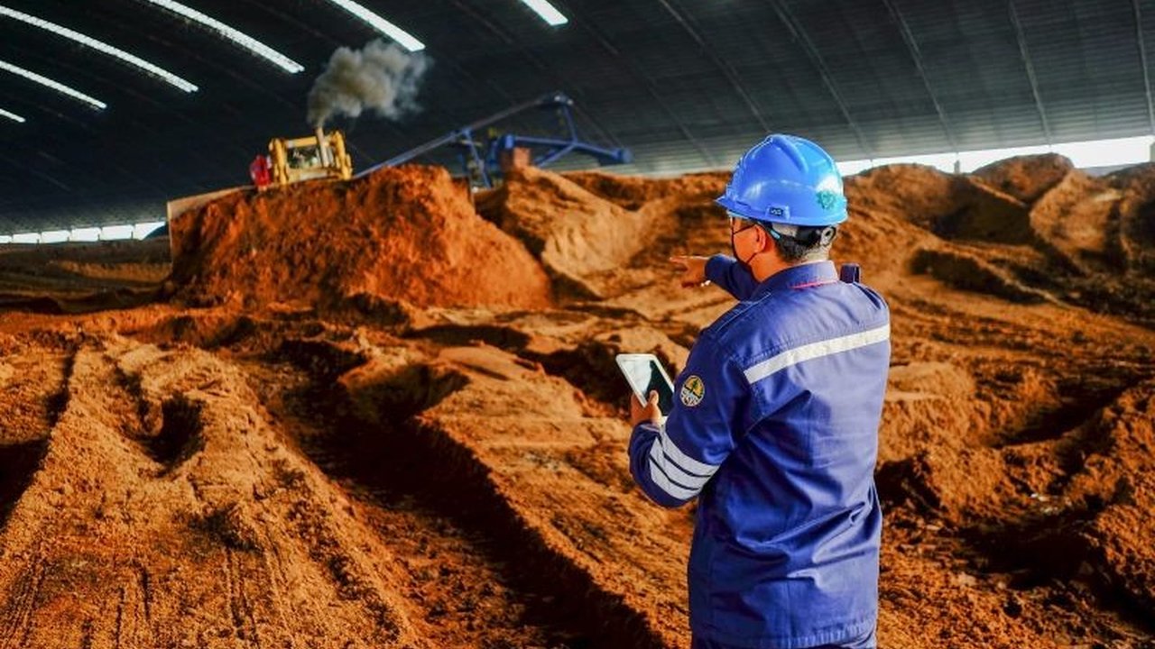 PLN Nusantara Power mencatat produksi energi hijau 472,2 GWh dari co-firing PLTU di semester I-2025, berkontribusi signifikan pada pengurangan emisi karbon dan akselerasi transisi energi.