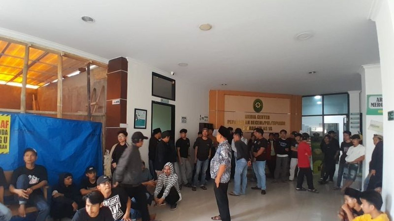 Pelaku Pembunuhan Penjaga BRI Link di Serang, MDR (16), dituntut 10 tahun penjara. Keputusan ini memicu kekecewaan keluarga korban. Simak alasannya!