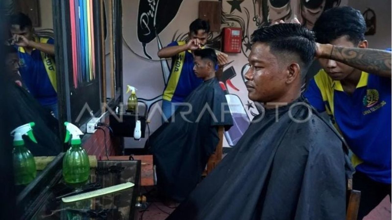 Ratusan WBP Lapas Tulungagung aktif dalam Program Kemandirian Lapas. Mereka dibekali keterampilan produktif, bahkan bisa menabung. Bagaimana program ini mengubah hidup mereka?