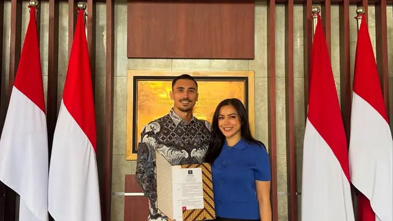 Lewat akun Instagram terverfikasi, Menteri Hukum RI Supratman mengklarifikasi status Vincent Verhaag suami Jessica Iskandar telah resmi menjadi WNI. (Foto: Dok. Instagram @v.andrianto)