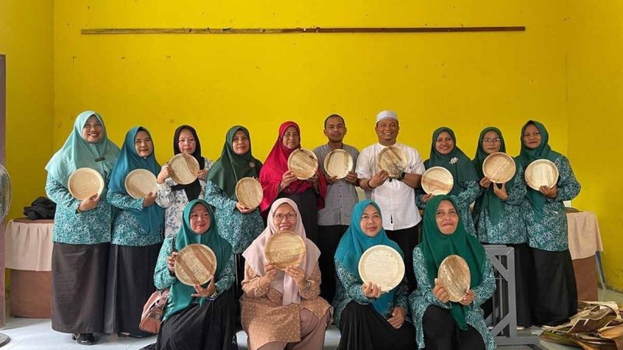 Tim PKK Peunaron Aceh Timur latih warga mengubah limbah pelepah pinang menjadi kerajinan pelepah pinang bernilai ekonomi, membuka peluang pendapatan baru bagi masyarakat.