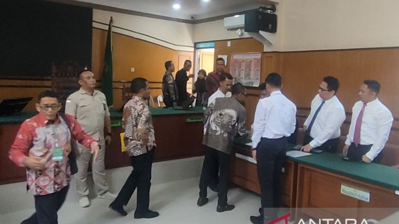 Pengadilan Negeri Cianjur menggelar sidang praperadilan dugaan kasus korupsi PJU Cianjur, di mana tersangka Dadan Ginanjar melalui kuasa hukumnya menuntut proses hukum yang cacat prosedur.