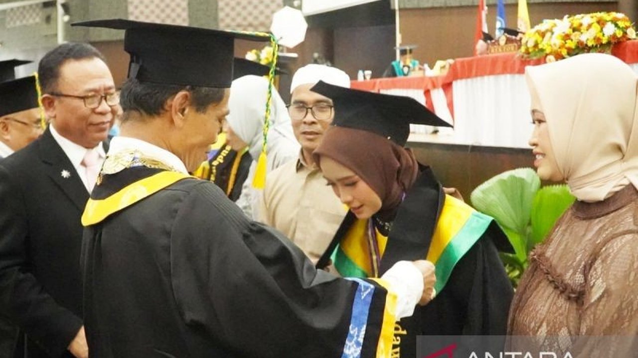 Universitas Lambung Mangkurat (ULM) sukses wisuda 1.300 lulusan setelah insiden terbakarnya rektorat. Bagaimana blangko ijazah yang hangus bisa diganti cepat dan ULM wisuda tepat waktu?