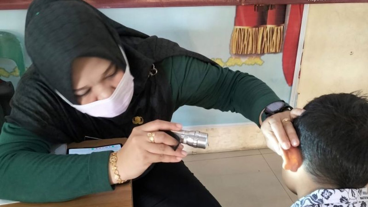 Dinas Kesehatan Tanjungpinang meluncurkan Program CKG Siswa untuk skrining awal kesehatan pelajar. Temukan bagaimana program ini mendeteksi dini risiko penyakit.