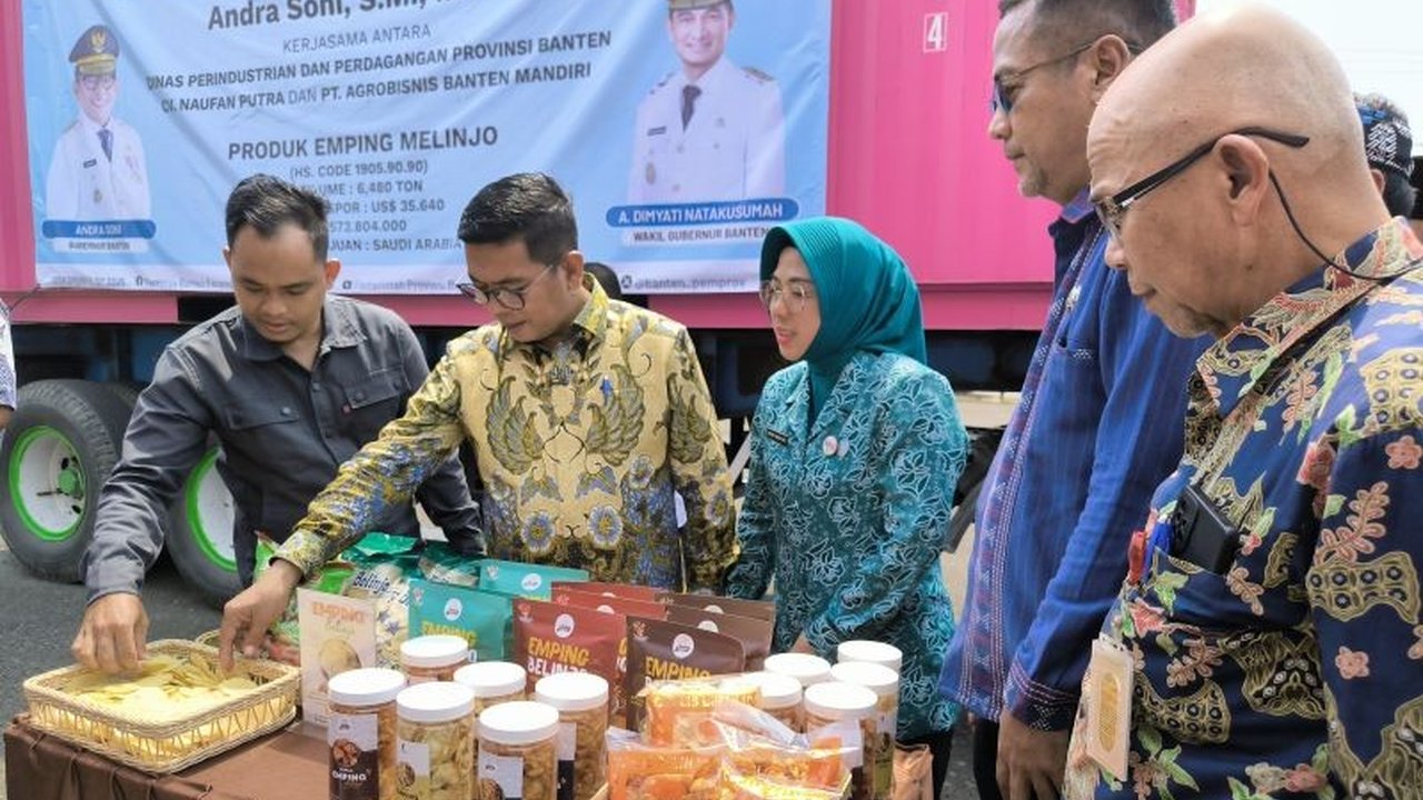 Pemerintah Provinsi Banten sukses mendorong industrialisasi UMKM melalui ekspor emping melinjo ke Arab Saudi, menunjukkan daya saing produk lokal di pasar global.