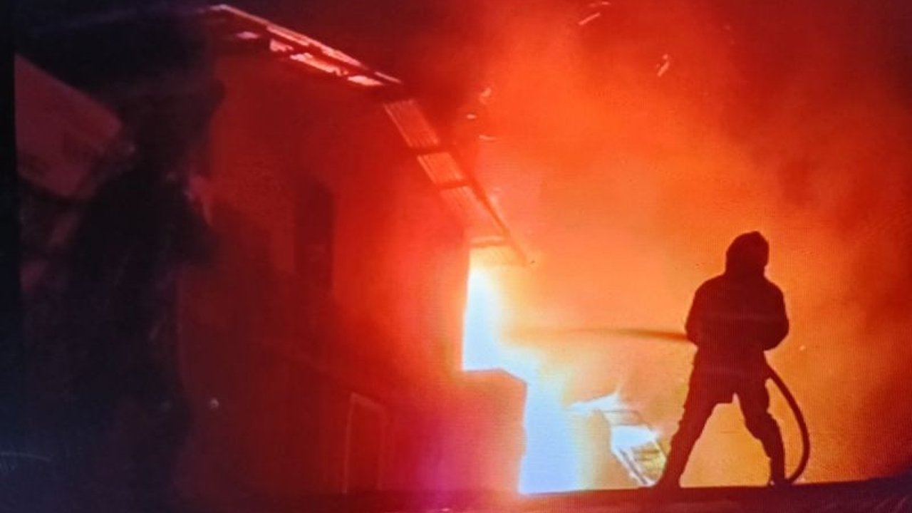 Data mengejutkan! Kerugian Kebakaran Agam mencapai Rp4,68 miliar hanya dalam 216 hari. Simak penyebab dan upaya penanggulangan yang dilakukan pemerintah daerah.