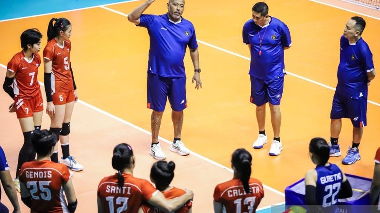 Pelatih timnas voli putri U-21 Indonesia, Marcos Sugiyama, terkesan dengan atmosfer Jawa Pos Arena dan berharap dukungan terus mengalir meski tim kalah di laga perdana.