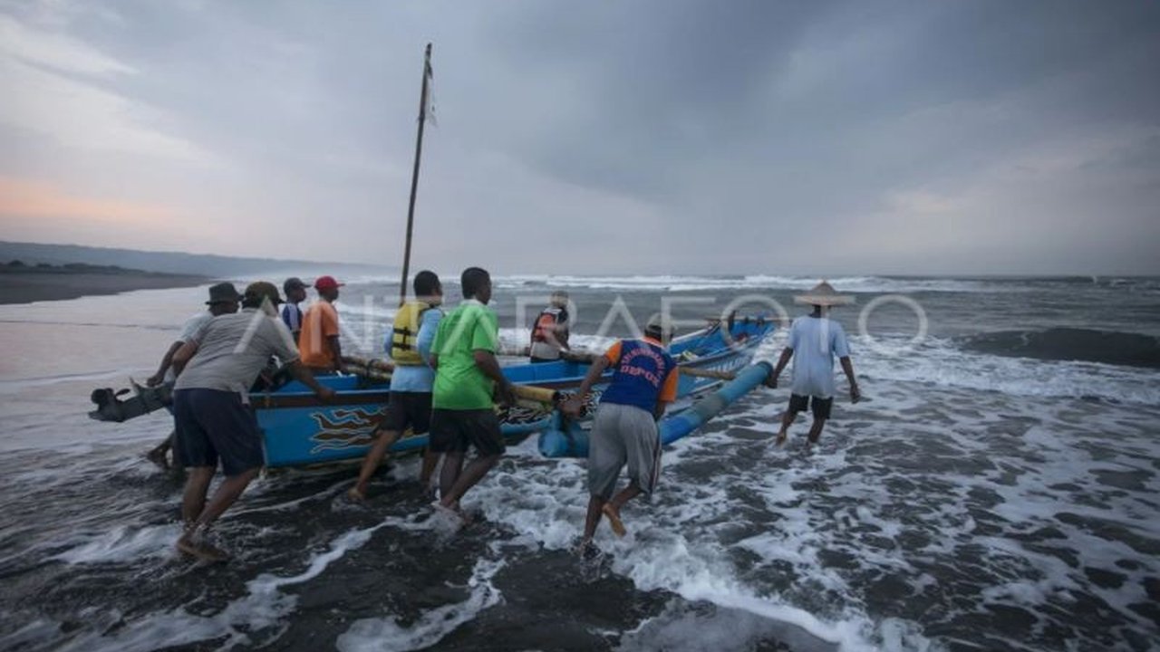 DKP DIY imbau nelayan menunda melaut karena potensi gelombang tinggi DIY hingga 4 meter di perairan selatan. Keselamatan jadi prioritas utama.