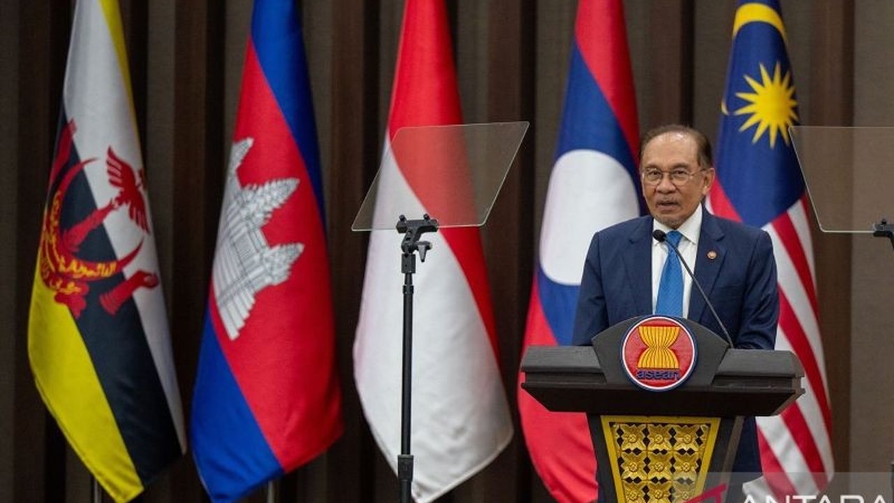 Presiden AS Donald Trump telah mengonfirmasi kehadirannya di Konferensi Tingkat Tinggi (KTT) ASEAN ke-47 di Kuala Lumpur pada Oktober 2025, sebuah langkah yang menandai kembali perhatian AS terhadap kawasan ini. Apa saja yang dibahas dalam konfirmasi ini?