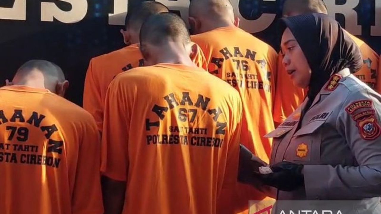 Polresta Cirebon berhasil meringkus 20 pengedar narkoba dalam awal Agustus 2025, mengungkap 16 kasus penyalahgunaan narkotika dan obat keras, termasuk penyitaan ganja hampir satu kilogram.