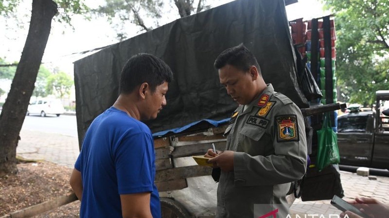 Satpol PP Jakarta Barat berhasil menindak 102 pelanggar Peraturan Daerah dalam Operasi Bina Tertib Praja. Bagaimana penertiban Perda Jakarta Barat ini dilakukan dan siapa saja yang terjaring?