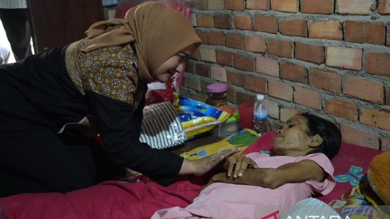 TP PKK Muaro Jambi menyalurkan santunan kepada warga penderita kanker dan lumpuh, menegaskan komitmen pemerintah daerah dalam membantu masyarakat yang membutuhkan.