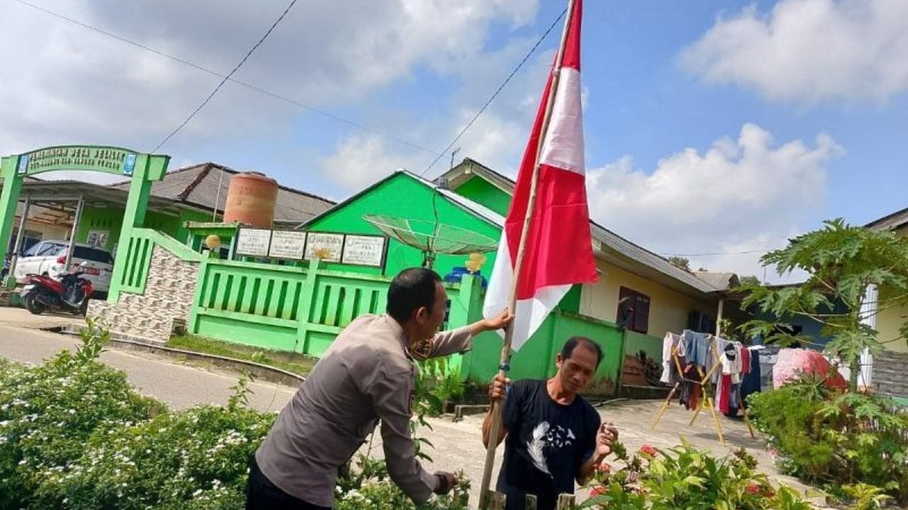 Polres Bangka Tengah menggelar aksi pembagian bendera dan stiker kepada warga Kota Koba, mengobarkan Semangat Nasionalisme jelang HUT ke-80 RI. Mengapa inisiatif ini penting?