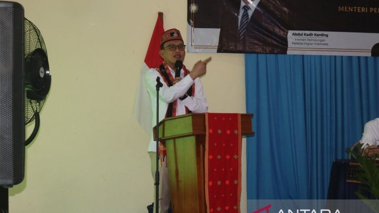 Menteri P2MI Abdul Kadir Karding menekankan pentingnya menjadi Pekerja Migran Indonesia Prosedural bagi pelajar SMK Labuan Bajo demi keselamatan dan peluang gaji tinggi.