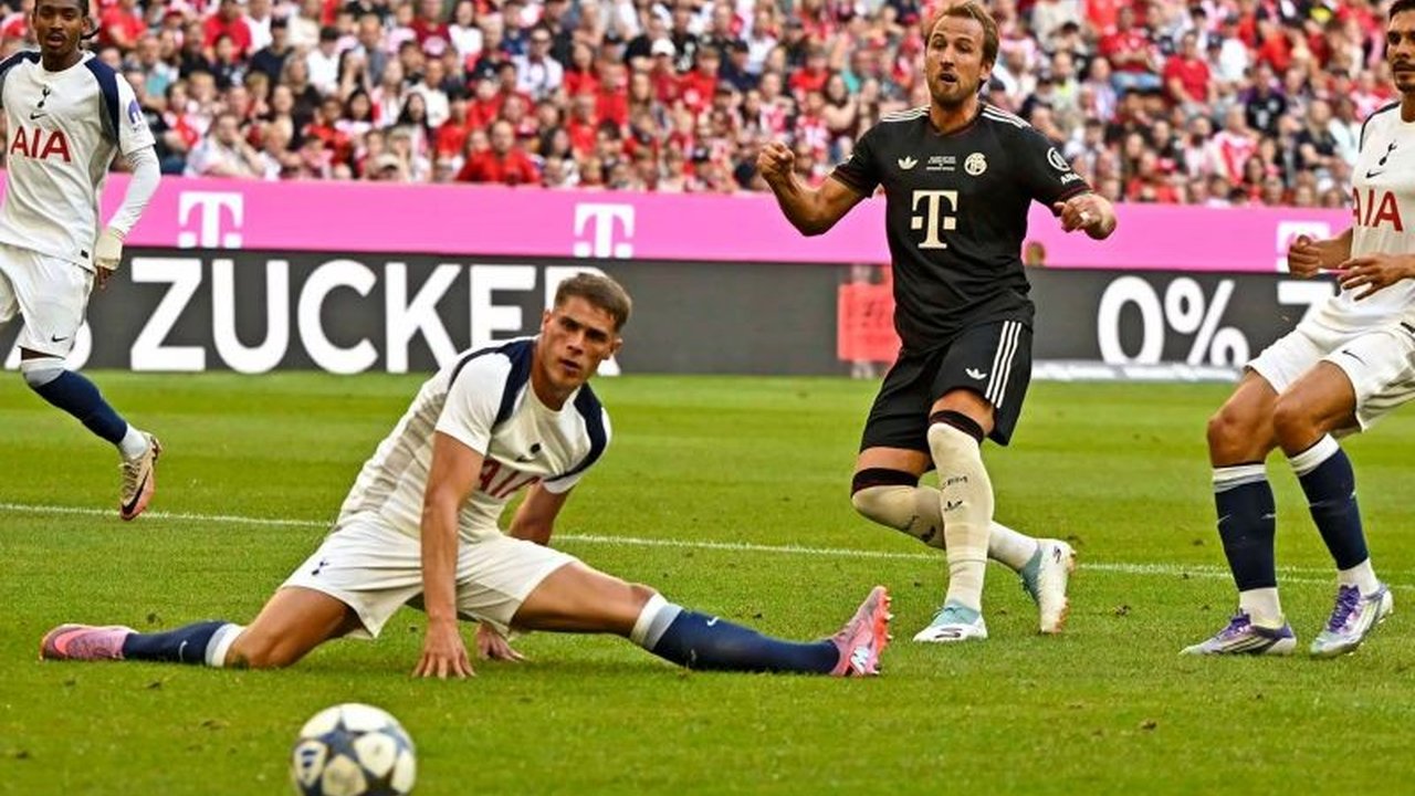 Bayern Muenchen Kalahkan Tottenham Hotspur 4-0 dalam laga persahabatan di Allianz Arena. Kemenangan telak ini diraih meski Harry Kane gagal mengeksekusi penalti, bagaimana jalannya pertandingan?