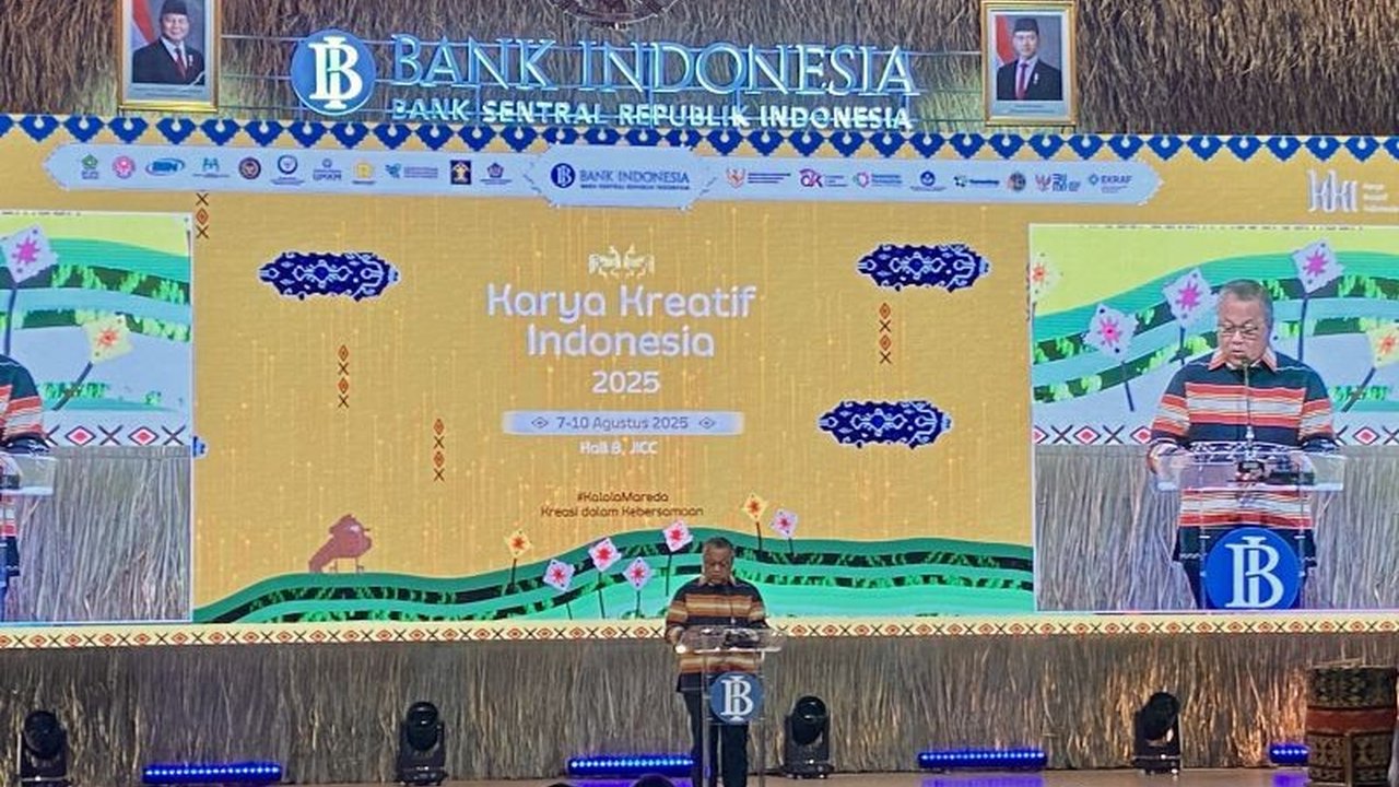 Gubernur BI Perry Warjiyo tegaskan UMKM adalah pilar penting ekonomi Indonesia. Dengan 65 juta unit, UMKM berperan vital dalam pertumbuhan, ketahanan krisis, dan pemberdayaan perempuan, mendorong Indonesia maju.