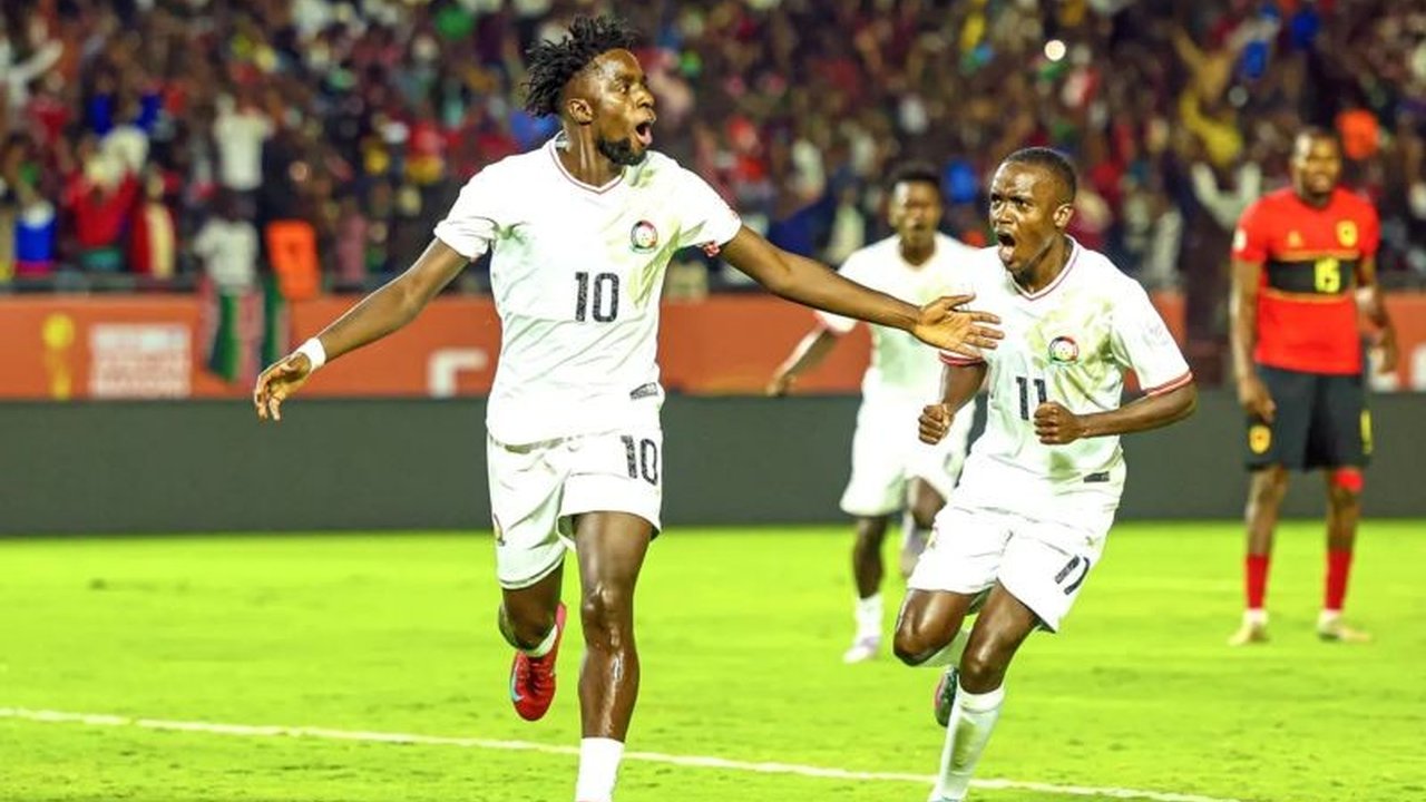 Pada lanjutan Kejuaraan Afrika 2025, Republik Demokratik Kongo berhasil menundukkan Zambia 2-0, sementara Angola harus puas bermain imbang 1-1 melawan Kenya meski unggul jumlah pemain.