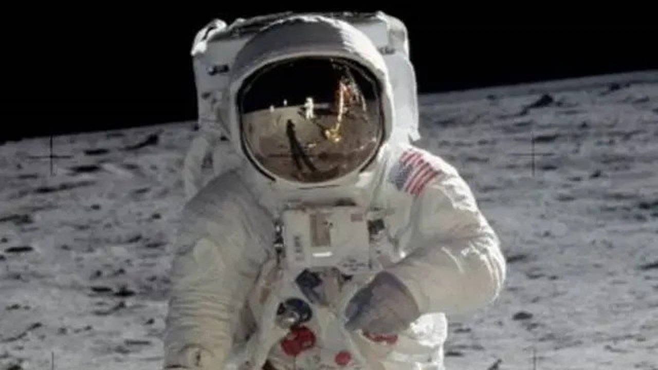 Tahun 2025 menjadi sangat istimewa bagi OMEGA karena menandai 60 tahun sejak Speedmaster resmi dikualifikasi oleh NASA untuk semua misi luar angkasa. (foto/dok: OMEGA)