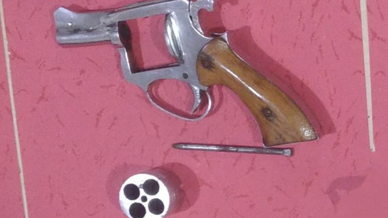 Kepolisian Resor Metro berhasil membekuk empat tersangka dalam kasus penangkapan sabu dan senpi rakitan di Metro, mengungkap detail mengejutkan dari penggerebekan.